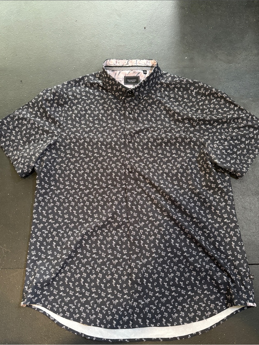 7 Diamonds Black Short-Sleeve Button-Down with White Floral Print